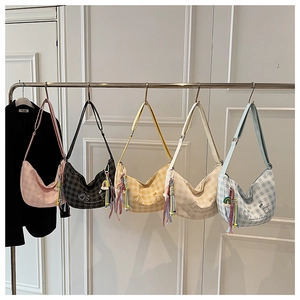 Détail de sacs à carreaux colorés avec motifs de cœurs et breloques mignonnes
