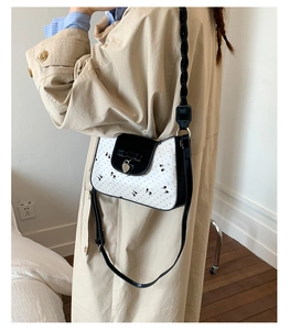 Détail du sac à bandoulière blanc de style français avec pois et pendentif en cœur