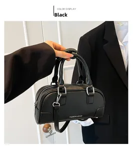Détail du sac Boston noir en cuir grainé avec doubles poignées et ferrures argentées