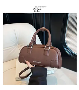 Vue détaillée du mini sac marron café en cuir grainé avec logo blanc et boucles argentées