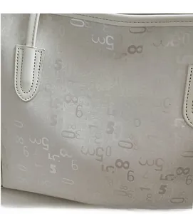 Gros plan du sac cabas en similicuir blanc cassé gaufré avec détails de coutures renforcées