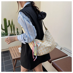 Sac en toile à carreaux jaunes avec broderie ours et pendentif arc-en-ciel en extérieur