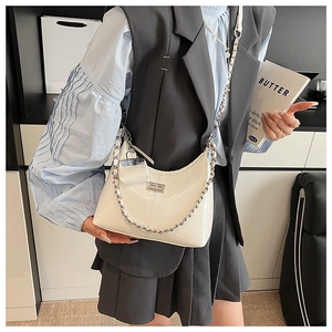 Détail du sac hobo croissant blanc crème brillant avec chaîne argentée et mini pochette