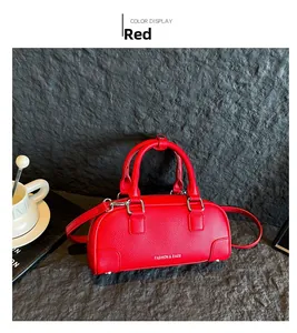 Détail du sac Boston rouge avec cuir à grain de litchi et finitions métalliques argent