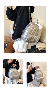 Détail du sac à dos argenté matelassé avec rivets métalliques et bretelles en chaîne