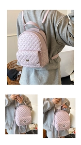 Détails du sac à dos en cuir rose matelassé avec des rivets argentés élégants