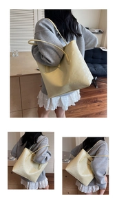 Vue détaillée du grand sac cabas jaune pâle avec imprimé de lettres et longues anses souples