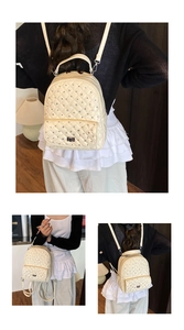 Détails du mini sac à dos matelassé beige avec strass et bretelles en chaîne