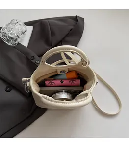 Draufsicht auf das Innenfach dieser cremeweißen Beuteltasche mit Stauraum für Essentials