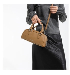 Détails du sac Boston camel en cuir grainé avec finitions métalliques argentées