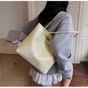 Détail du sac cabas jaune clair avec chiffres gaufrés et texture en similicuir souple