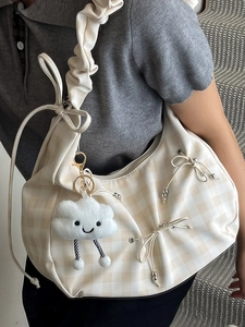 Borsa a spalla a quadri con fiocco coulisse e ciondolo di peluche per donna