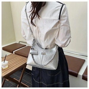 Sac à bandoulière argenté plissé avec bandoulière chaîne et détail mini pochette chic