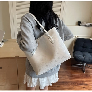 Détail du grand sac cabas blanc cassé avec texture numérique moderne et similicuir souple