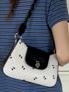 Sac à bandoulière tendance à pois avec motifs papillon et pendentif coeur