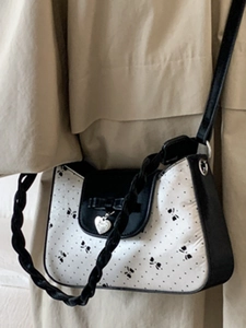 Sac bandoulière style français avec pois noirs, nœud décoratif et pendentif cœur