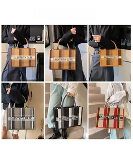 Collage aus Canvas-Tragetaschen mit geräumigem Design und stilvollen Patchwork-Details