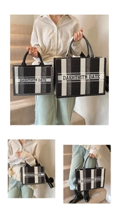 Details gestreifter Canvas-Shopper in zwei Größen mit eleganter Stickerei-Applikation