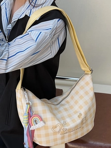 Sac bandoulière demi-lune à carreaux jaunes avec broderie cœur pour femmes chic
