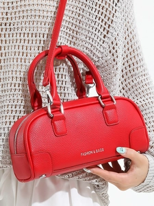 Sac Boston rouge avec motif litchi, poignées et bandoulière pour l'été 2025