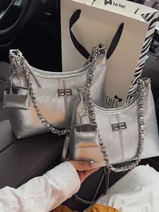 Sac à Épaule Femme en Cuir PU Style Coréen Texture Gauffrée Sac Sous le Bras Avec Chaîne en Métal Et Charme Mini Sac