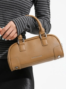 Sac Boston en cuir grainé marron caramel avec poignées rondes et lettrage mode