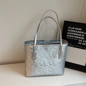 Détail d'un sac cabas argenté avec imprimé numérique chic et texture métallique
