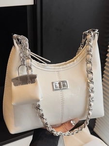 Sac sous le bras demi-lune blanc chic avec chaîne argentée et mini breloque