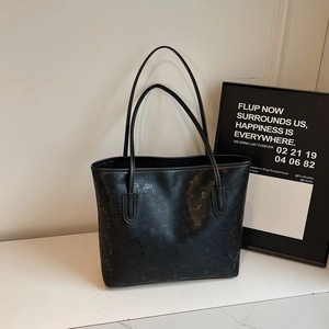 Détail du sac cabas noir en similicuir texturé avec motif imprimé numérique moderne