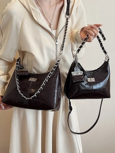 Sacs portés épaule en cuir brillant marron foncé et noir avec bandoulières et mini pendentifs