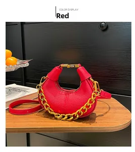 Vue détaillée du sac à main rouge en cuir grainé avec une chaîne dorée élégante