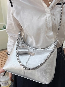 Sac hobo argenté en cuir froissé métallisé avec bandoulière chaîne et mini pochette
