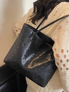 Grand sac cabas noir avec imprimé numérique porté à l'épaule pour le quotidien