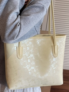 Grand sac cabas beige avec imprimé numérique argenté pour femme porté épaule élégant