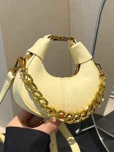 Sac demi-lune chic en cuir grainé beige avec chaîne dorée et bandoulière fine