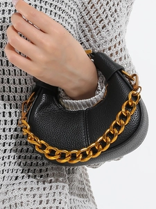Sac croissant noir en cuir grainé avec une poignée élégante en chaîne dorée épaisse