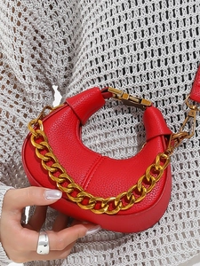 Mini sac demi-lune rouge en cuir avec chaîne dorée épaisse et texture grainée chic