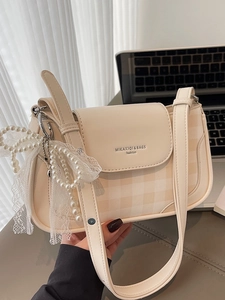 Schultertasche mit Punktmuster, Perlen-Spitzen-Anhänger und minimalistischem Design