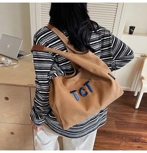 Sac cabas en toile marron avec broderie TCT et détails en cuir sur la bandoulière