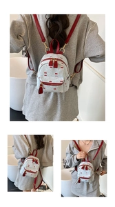 Détail du mini sac à dos tissé avec imprimé nœud rouge et bretelles en cuir réglables