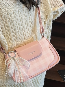 Rosa karierte Achseltasche mit Perlen-Spitzen-Bogen-Anhänger am Modell im Sommer-Stil