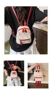 Détail du mini sac à dos en tweed blanc avec imprimé nœud rouge et bretelles en cuir