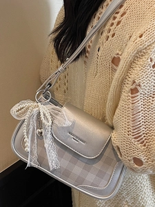Silberne Metallic-Unterarmtasche mit weißer Spitzenschleife und Perlenanhänger
