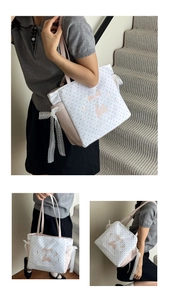 Détails du sac fourre-tout à pois avec nœud en dentelle et broderie de lapin rose