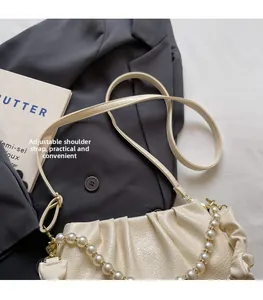 Detail der cremefarbenen Falten-Cloud-Bag mit Perlengriff und verstellbarem Riemen