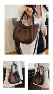 Detailansicht der dunkelbraunen Falten-Handtasche mit Goldbranding und Riemen