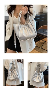 Silberne Metallic-Faltenhandtasche mit verstellbarem Gurt und Designer-Logo