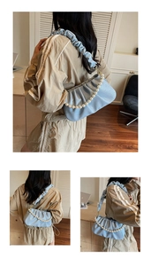 Detailansicht der hellblauen Cloud Bag mit Perlenkette und plissiertem Schultergurt-Design