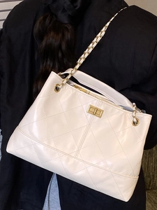 Chic quilted tote bag in cream faux leather with gold chain strap and twist-lock