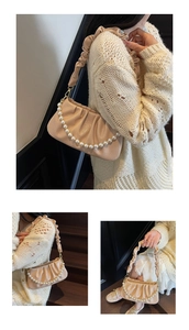 Detailansicht der beigen Rafftasche mit Perlenkette und gerüschtem Schultergurt-Design